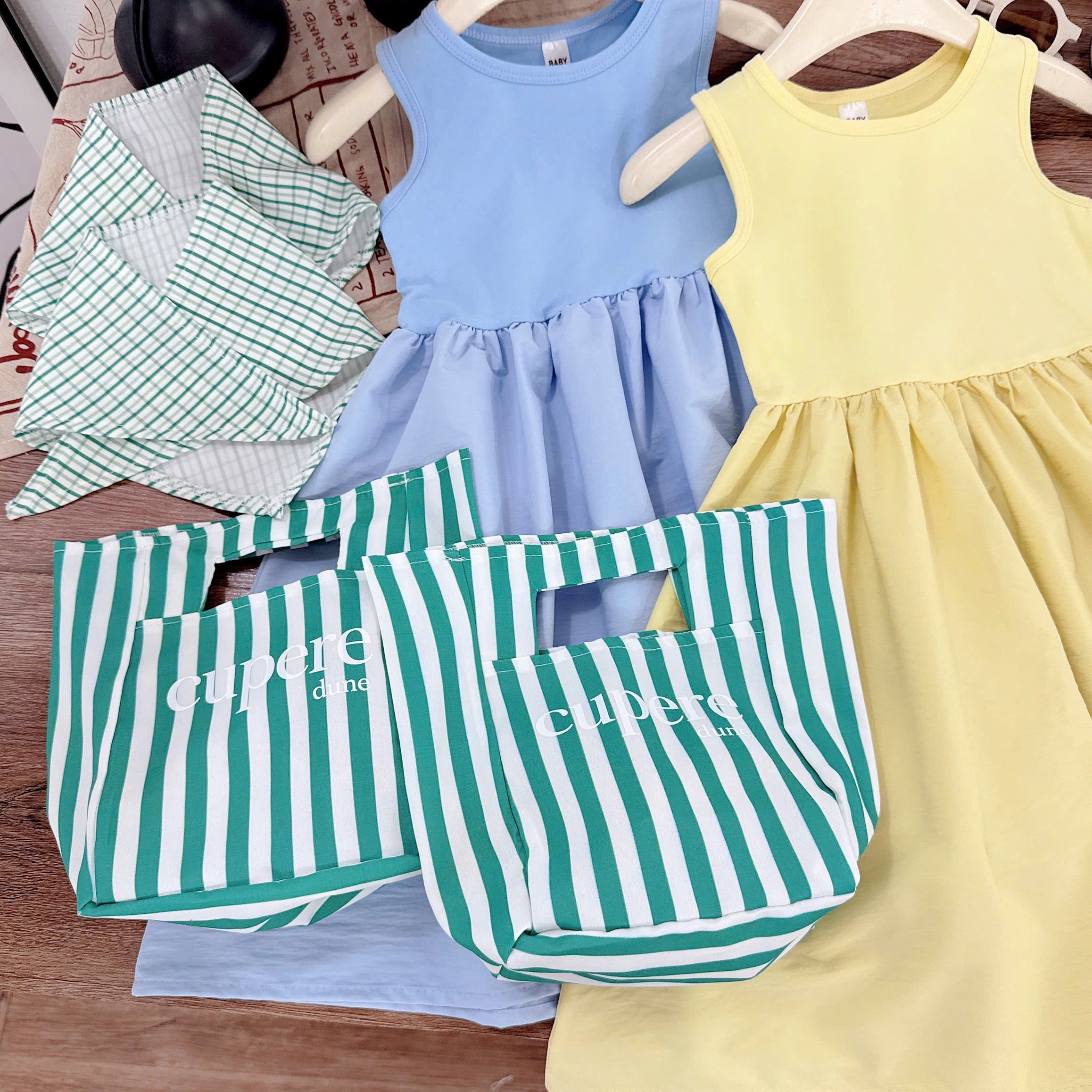 Váy sát nách kèm khăn túi bé gái