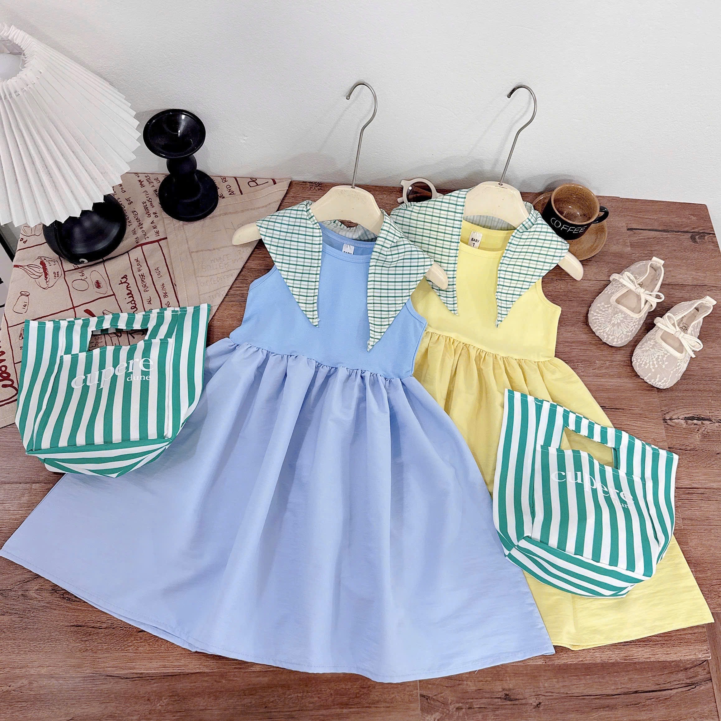 Váy sát nách kèm khăn túi bé gái