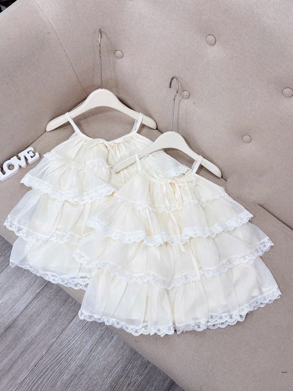 Váy tầng 2 dây kem bé gái