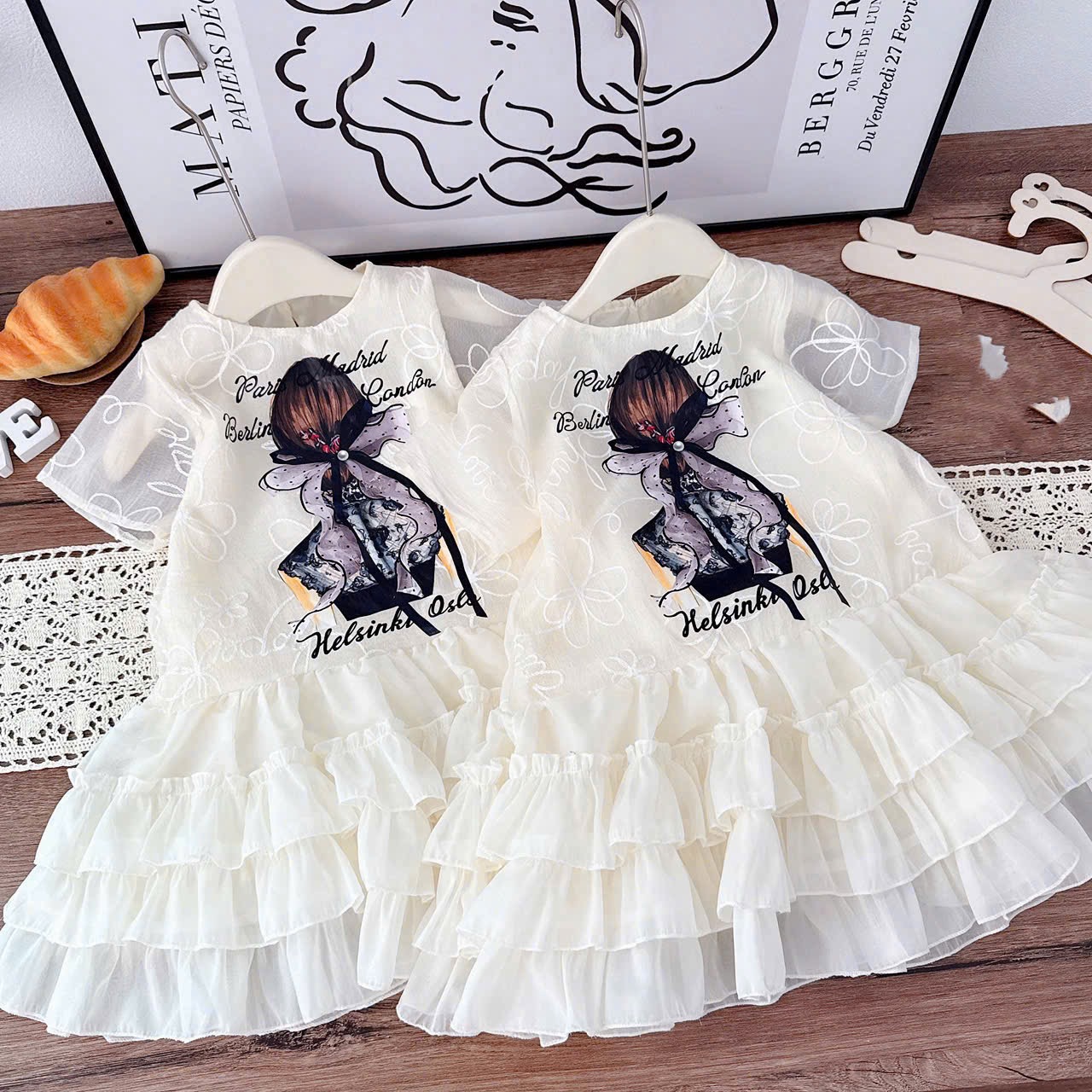 Váy tầng kem hình bé gái
