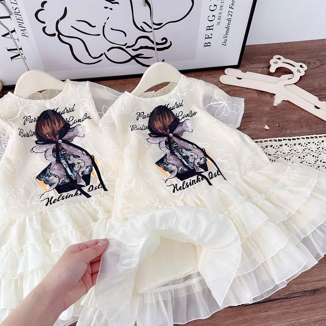 Váy tầng kem hình bé gái