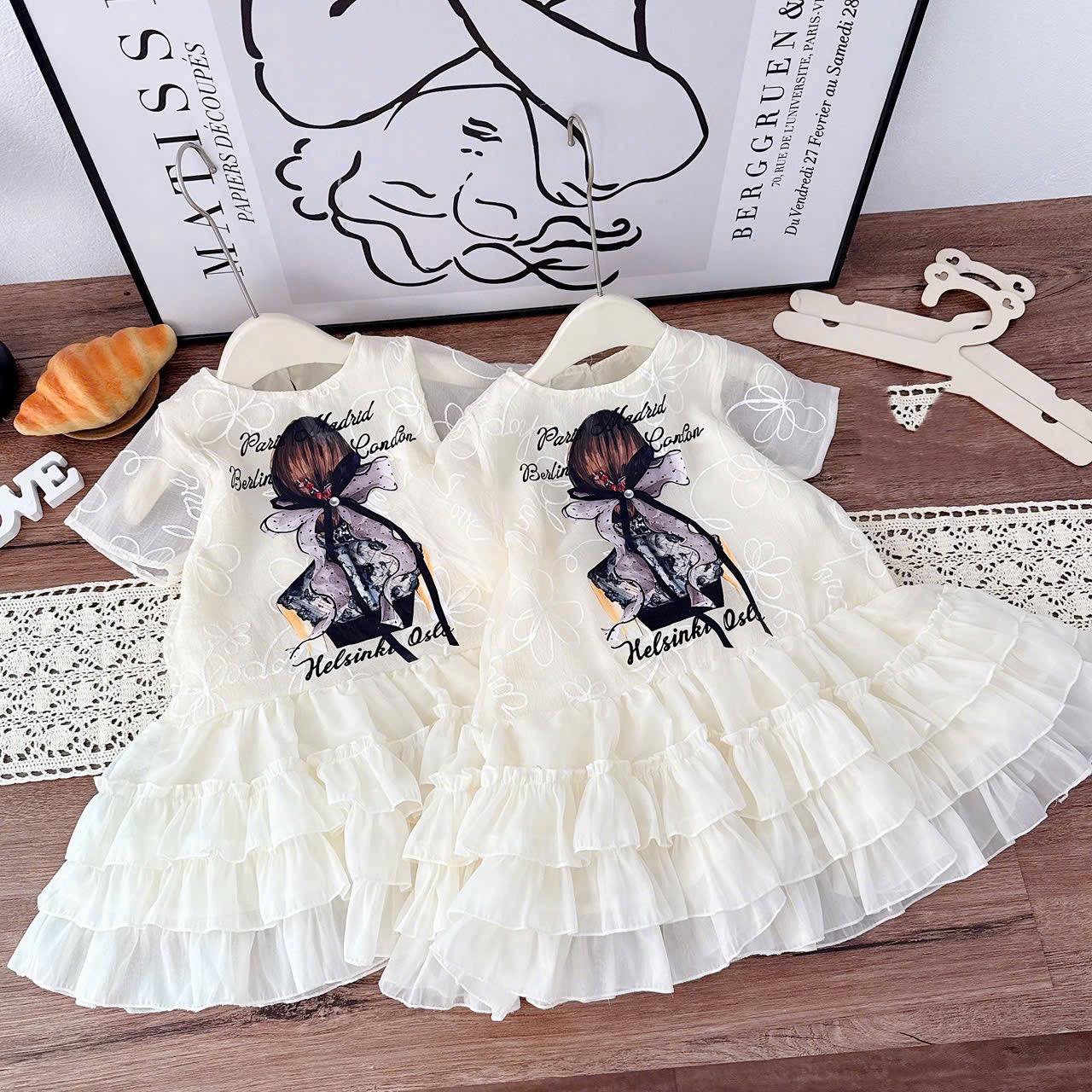 Váy tầng kem hình bé gái