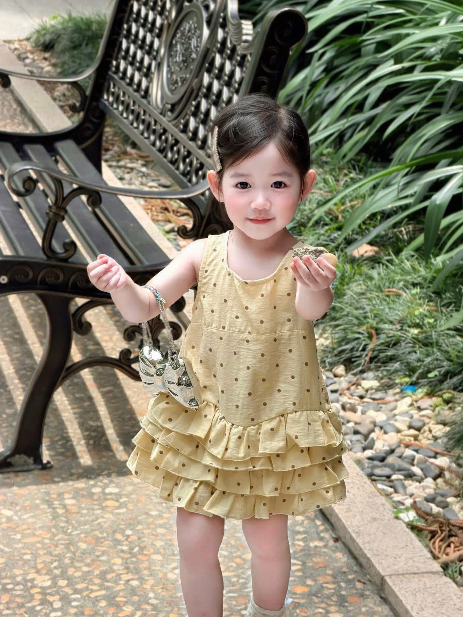 Váy vàng chấm bi bé gái