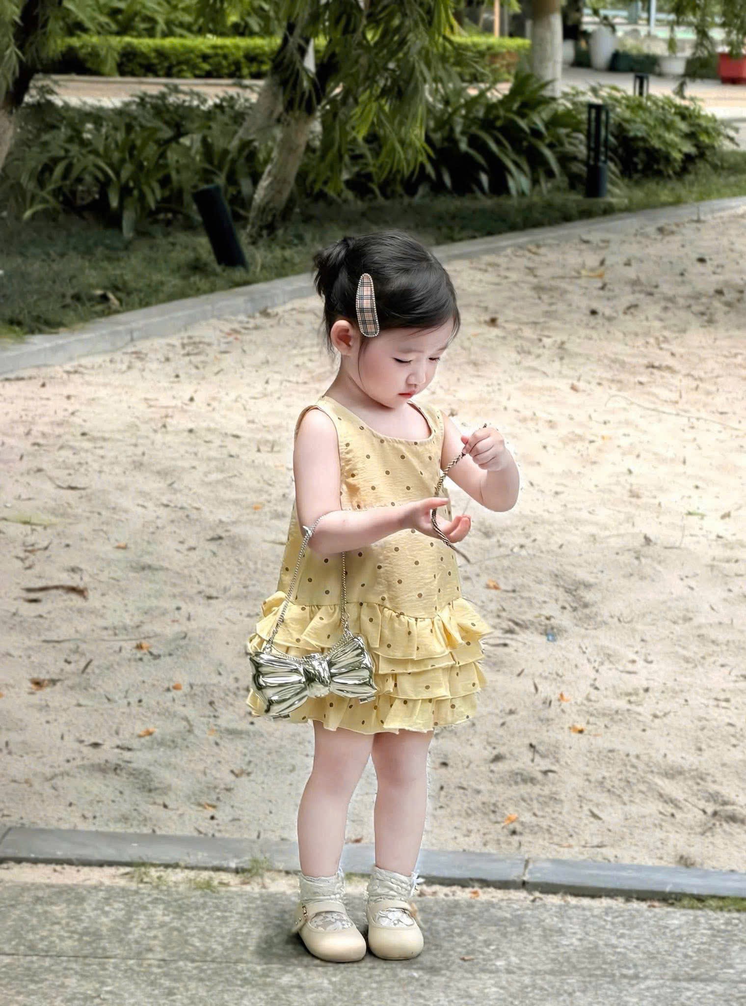 Váy vàng chấm bi bé gái