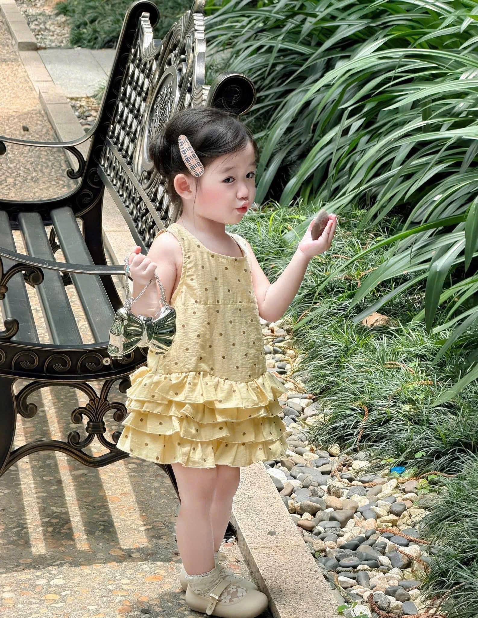 Váy vàng chấm bi bé gái
