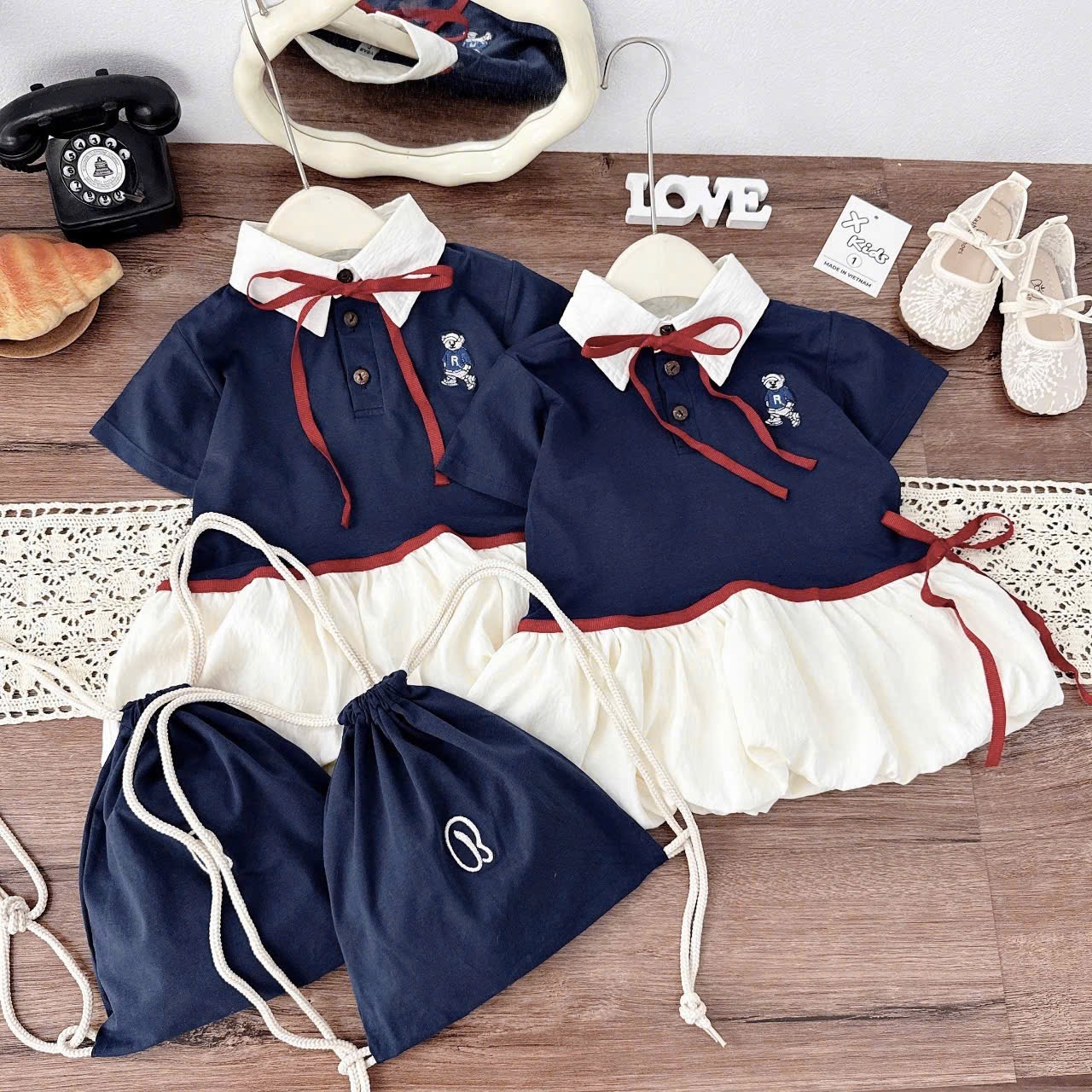 Váy xanh than thân bồng kèm túi bé gái