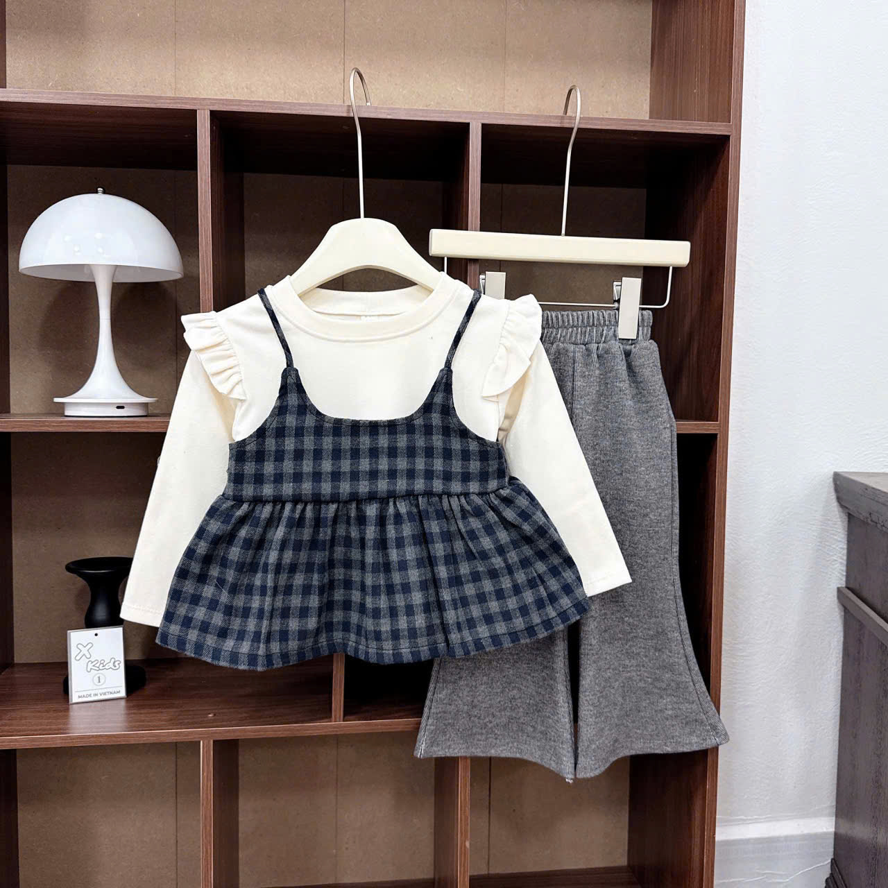 sét 3 chi tiết áo dây kẻ dạ quần loe bé gái xk