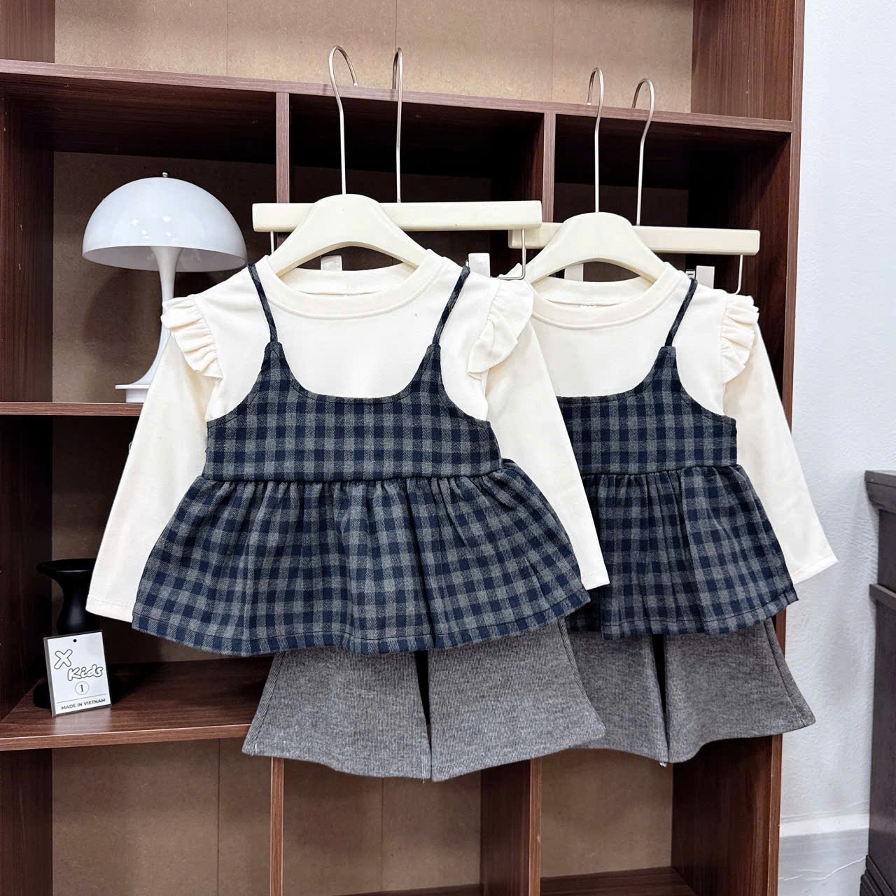 sét 3 chi tiết áo dây kẻ dạ quần loe bé gái xk