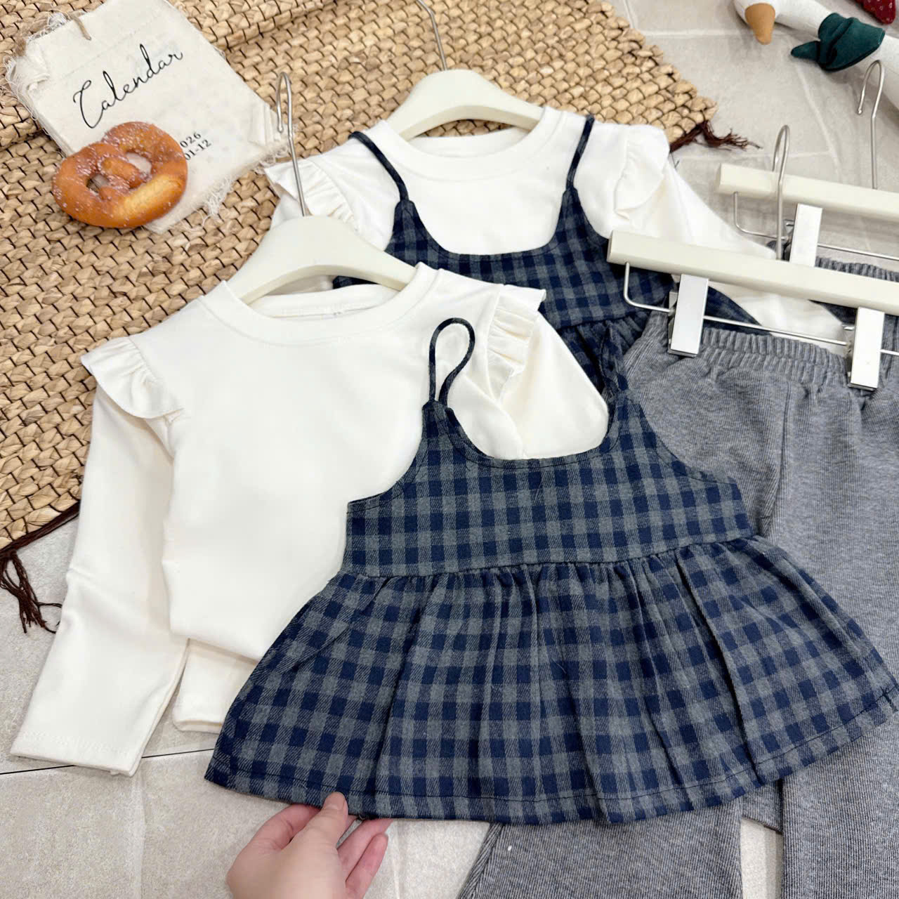 sét 3 chi tiết áo dây kẻ dạ quần loe bé gái xk