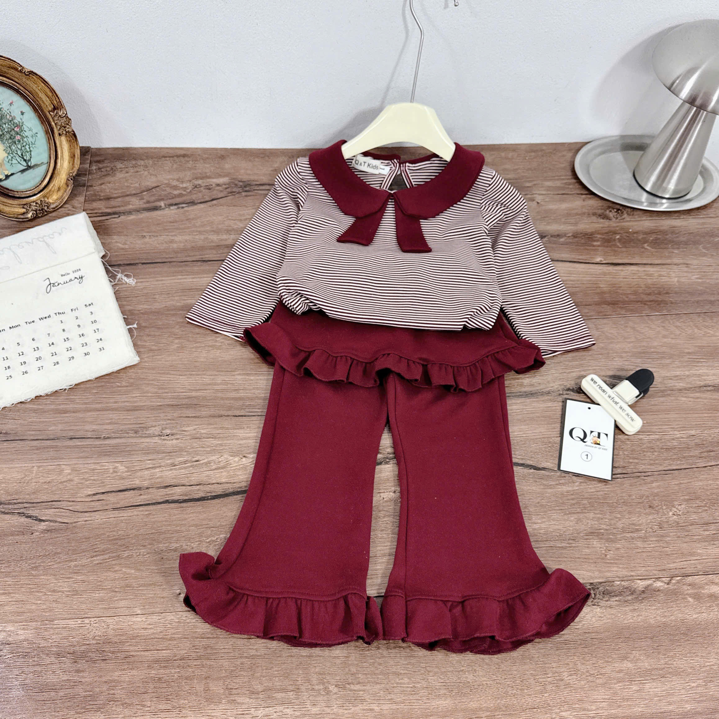 sét áo kẻ cổ sen quần loe gấu qt bé gái
