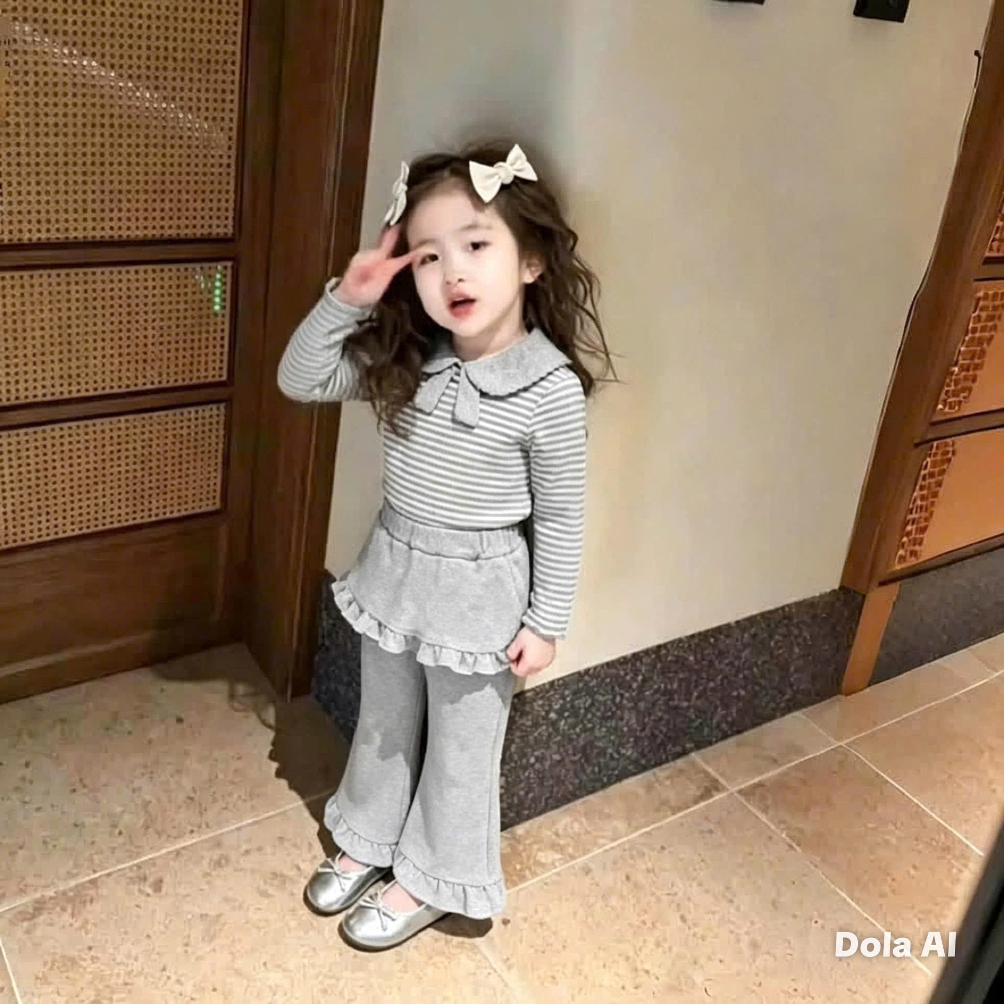 sét áo kẻ cổ sen quần loe gấu qt bé gái