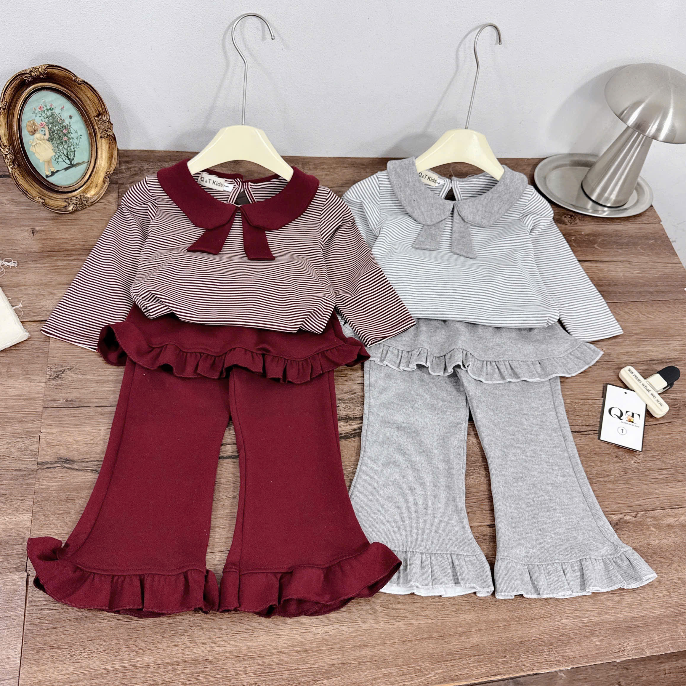 sét áo kẻ cổ sen quần loe gấu qt bé gái