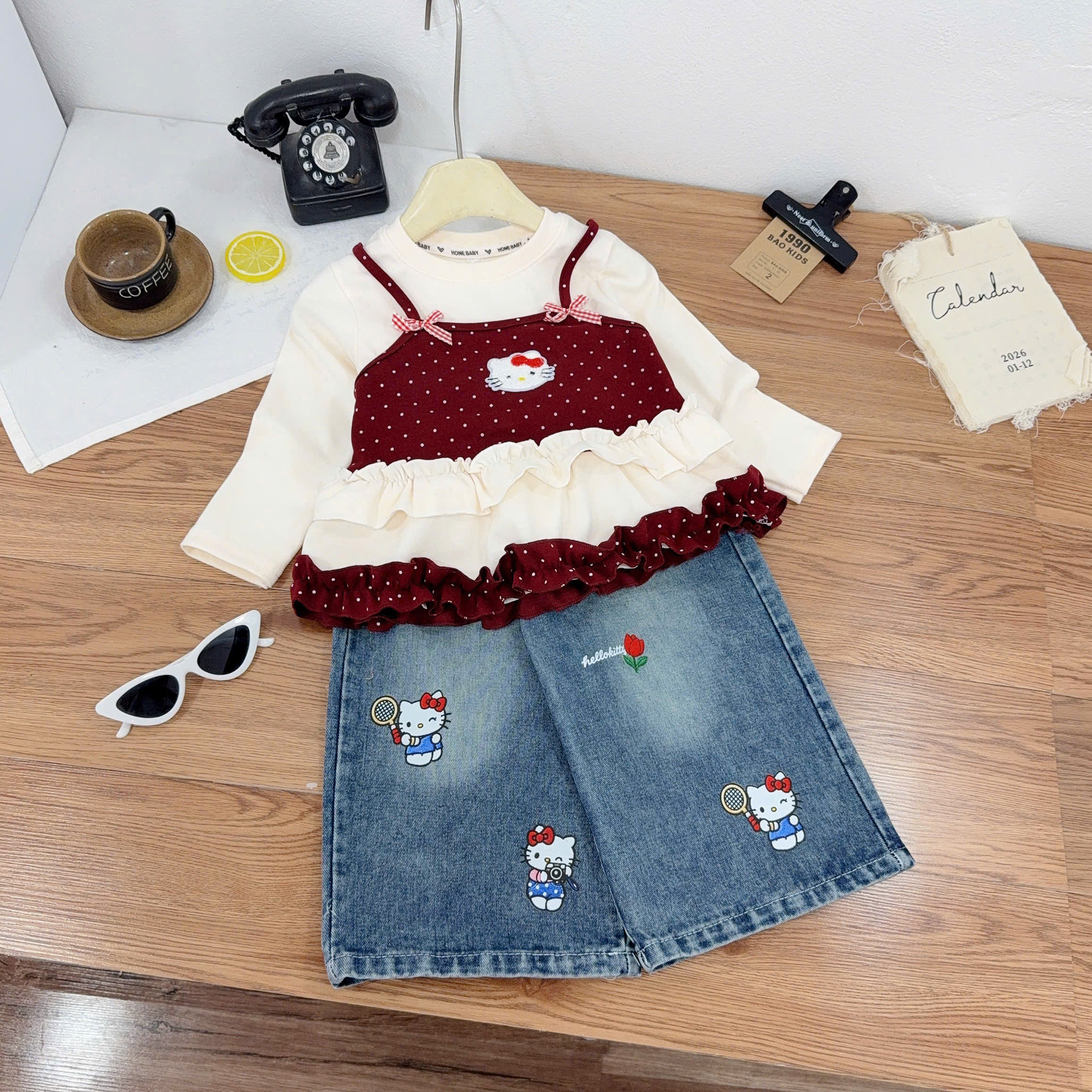 sét áo phối dây đỏ quần bò kitty bé gái