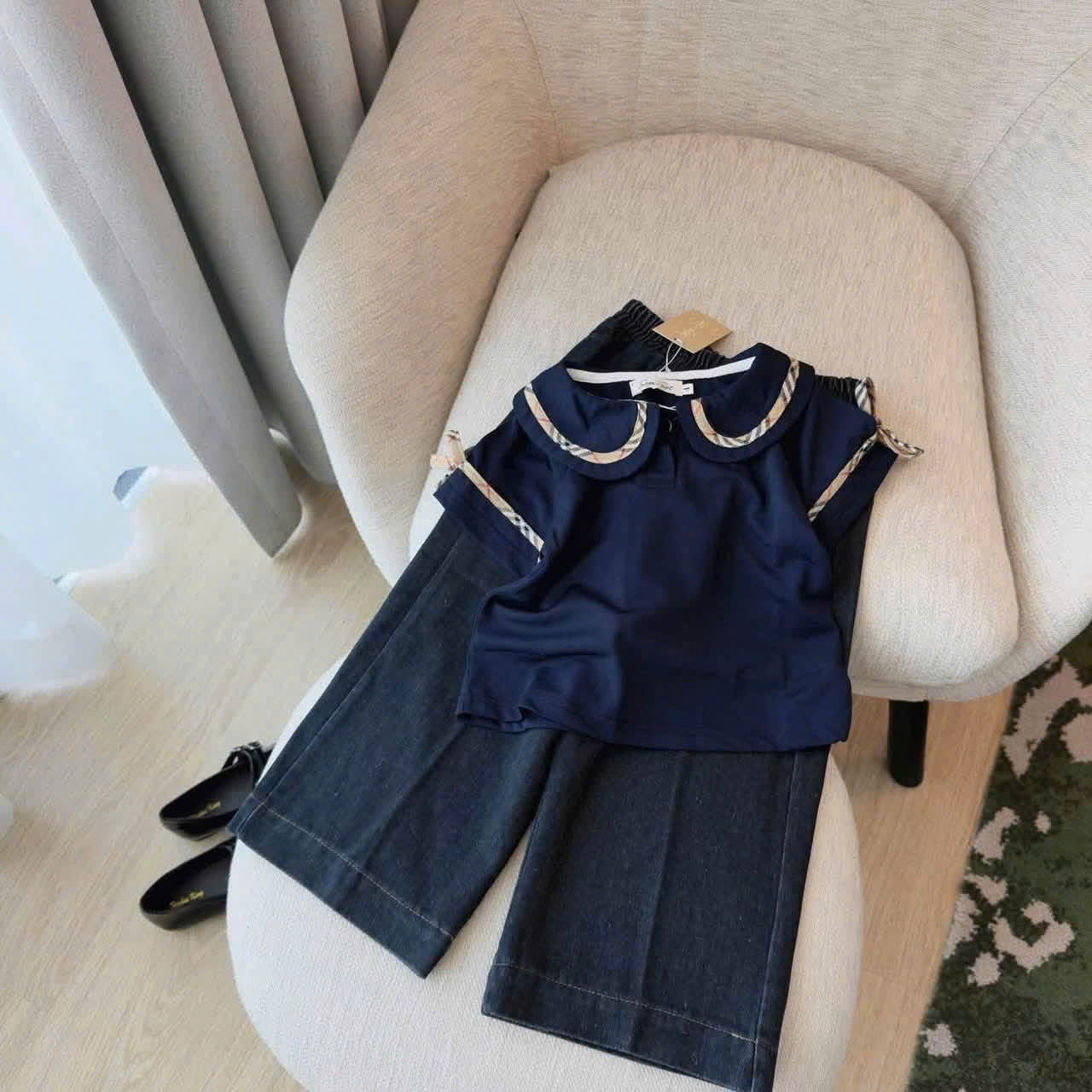 sét bộ áo cotton xanh than và trắng học sinh quần bò xuông xk bé gái