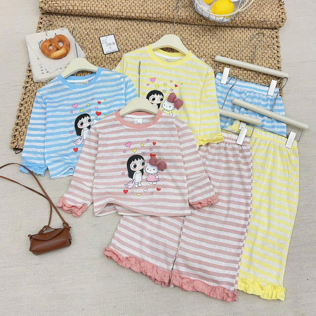 sét bộ kẻ hình quần gấu bèo bé gái xk