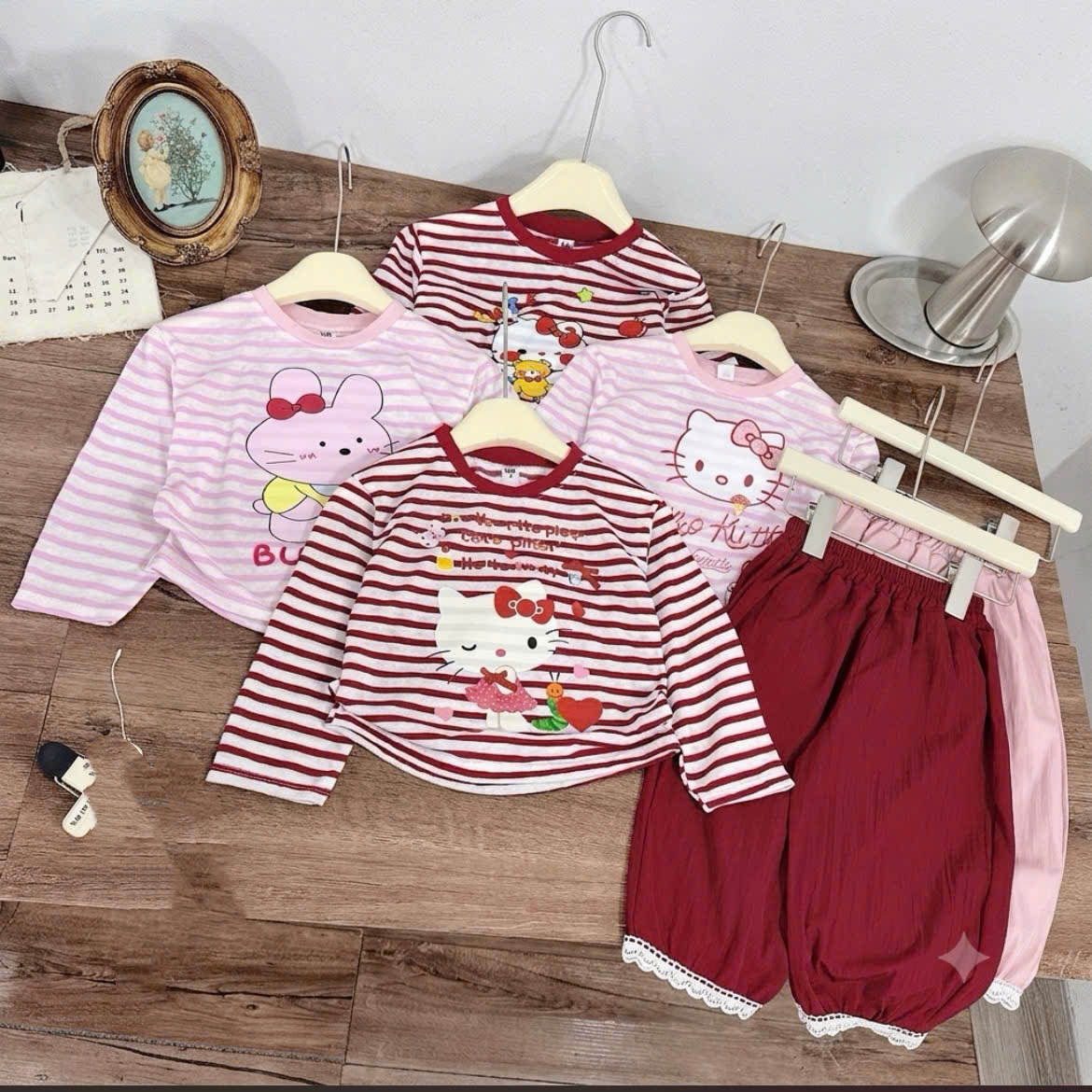 sét bộ kẻ kitty thỏ nb quần bom bé gái