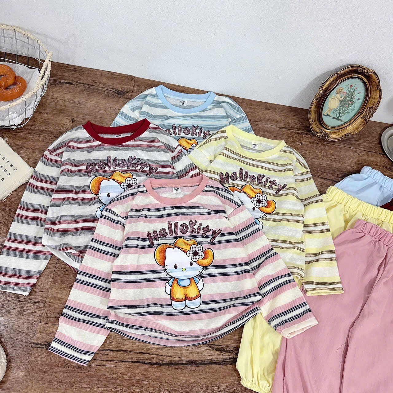 sét bôj kẻ kitty quần boom bé gái