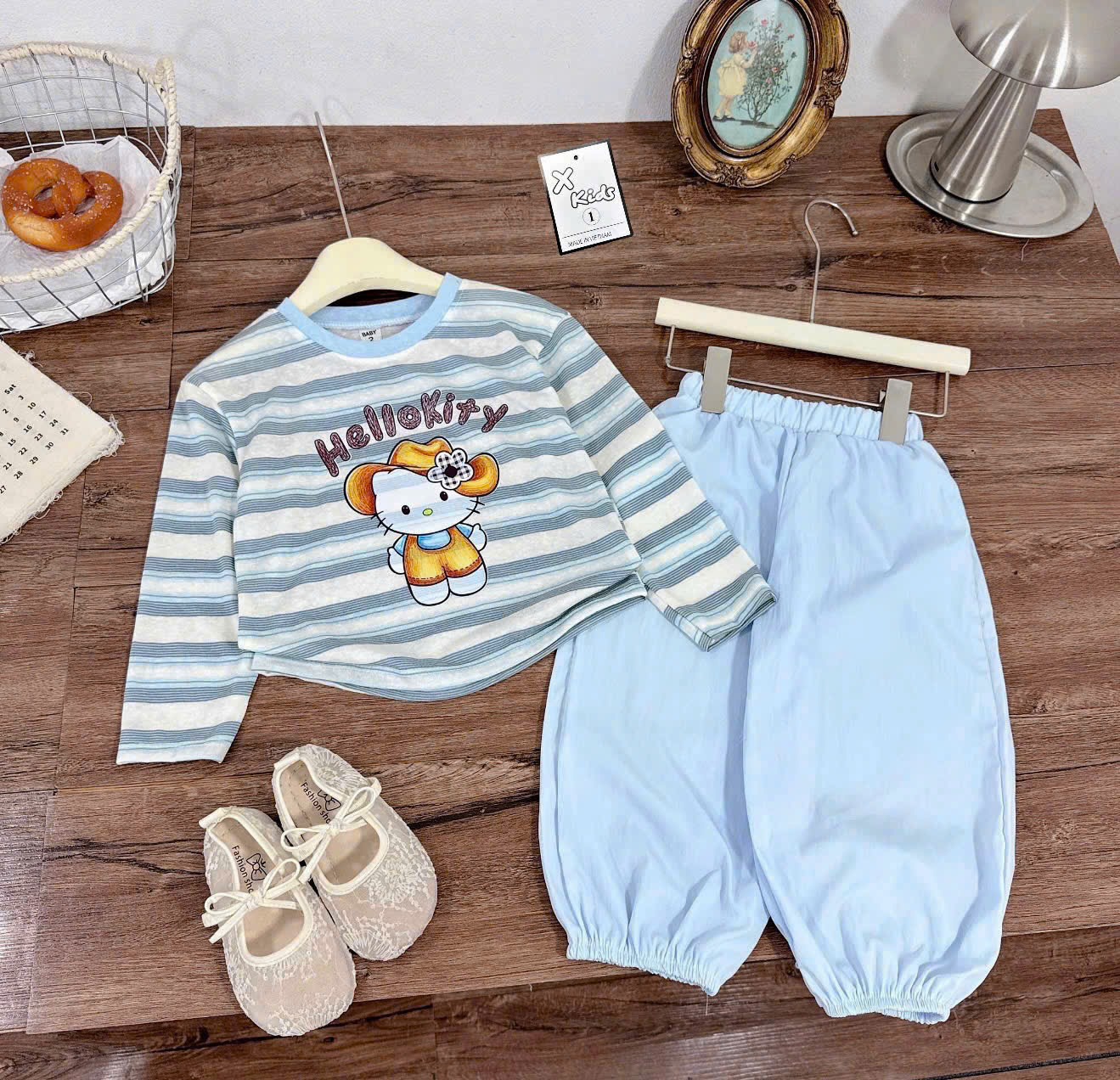 sét bôj kẻ kitty quần boom bé gái