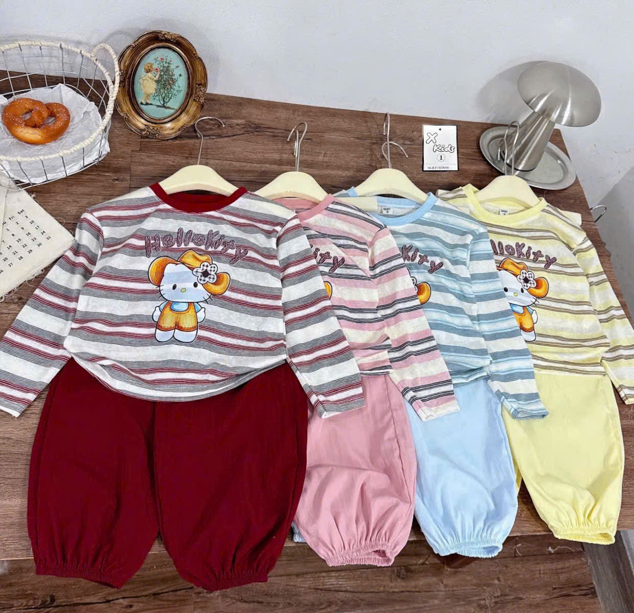 sét bôj kẻ kitty quần boom bé gái