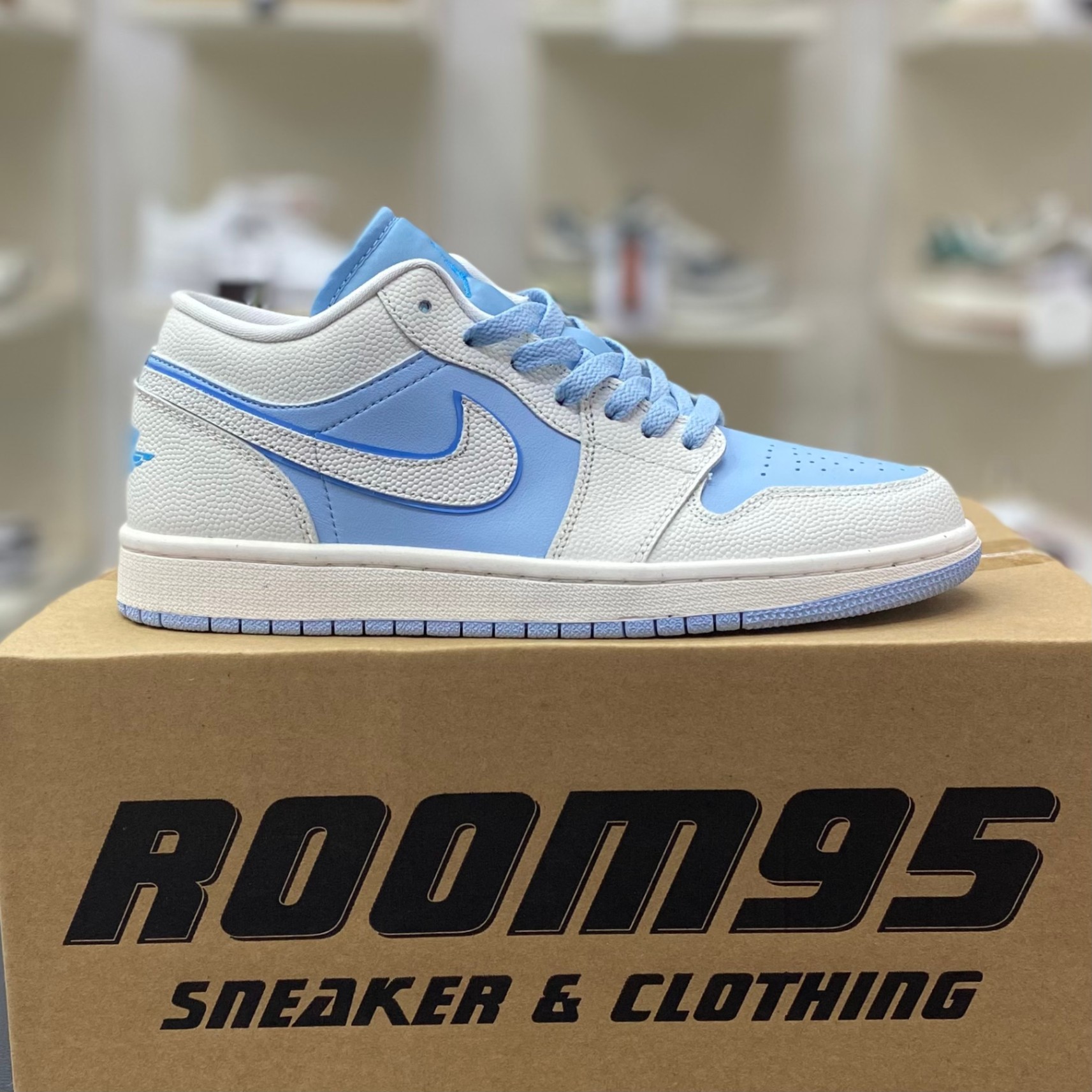 R01 Nike Air Jordan 1 Low SE Reverse Ice Blue