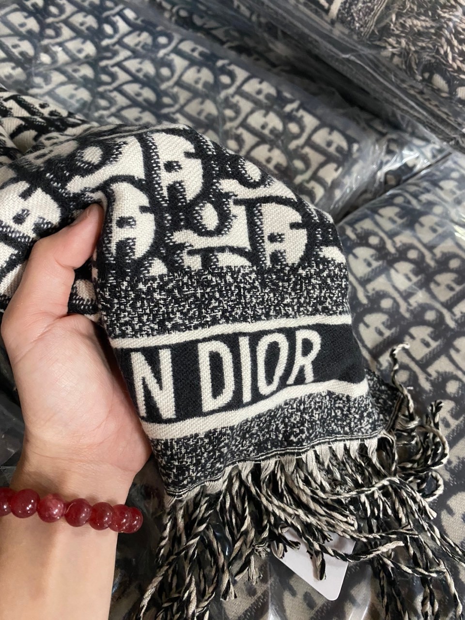 H662 - KHĂN DẠ LEN DIOR DÀY MÀU ĐEN QC