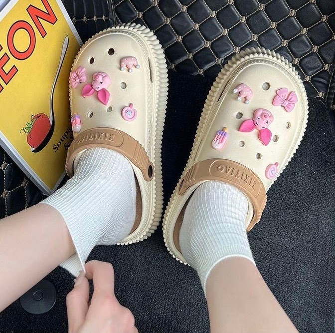 H1947- DÉP SỤC CROCS KÈM STIKER LỢN HỒNG