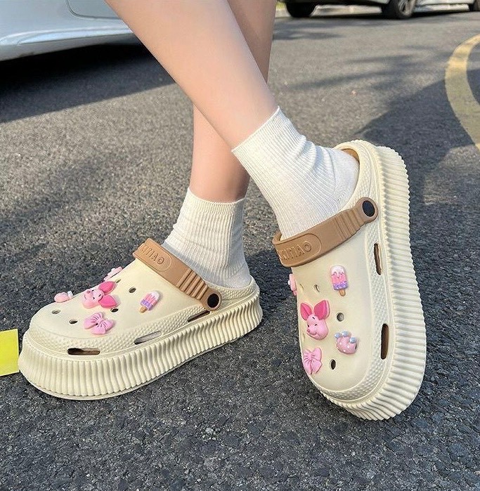 H1947- DÉP SỤC CROCS KÈM STIKER LỢN HỒNG