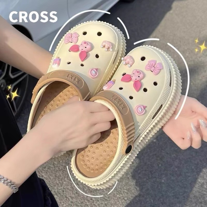 H1947- DÉP SỤC CROCS KÈM STIKER LỢN HỒNG