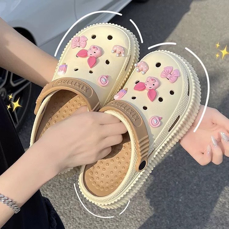 H1947- DÉP SỤC CROCS KÈM STIKER LỢN HỒNG