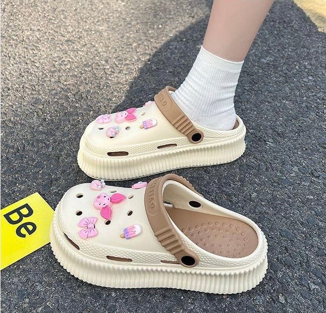 H1947- DÉP SỤC CROCS KÈM STIKER LỢN HỒNG