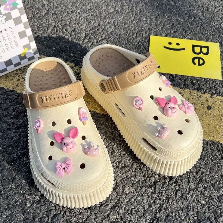 H1947- DÉP SỤC CROCS KÈM STIKER LỢN HỒNG