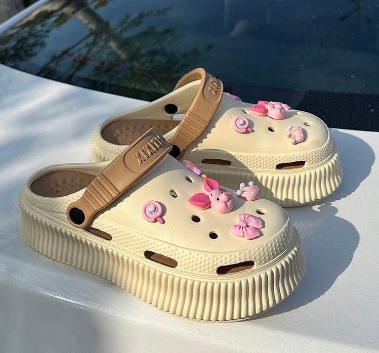 H1947- DÉP SỤC CROCS KÈM STIKER LỢN HỒNG