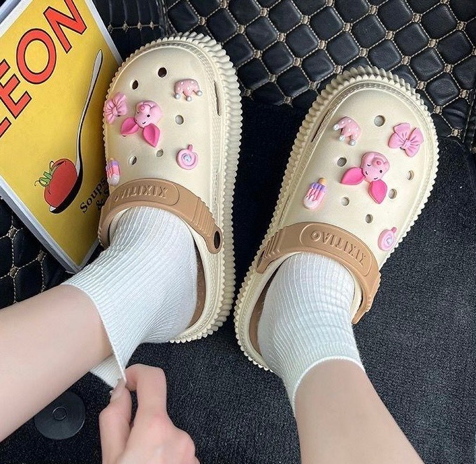 H1947- DÉP SỤC CROCS KÈM STIKER LỢN HỒNG