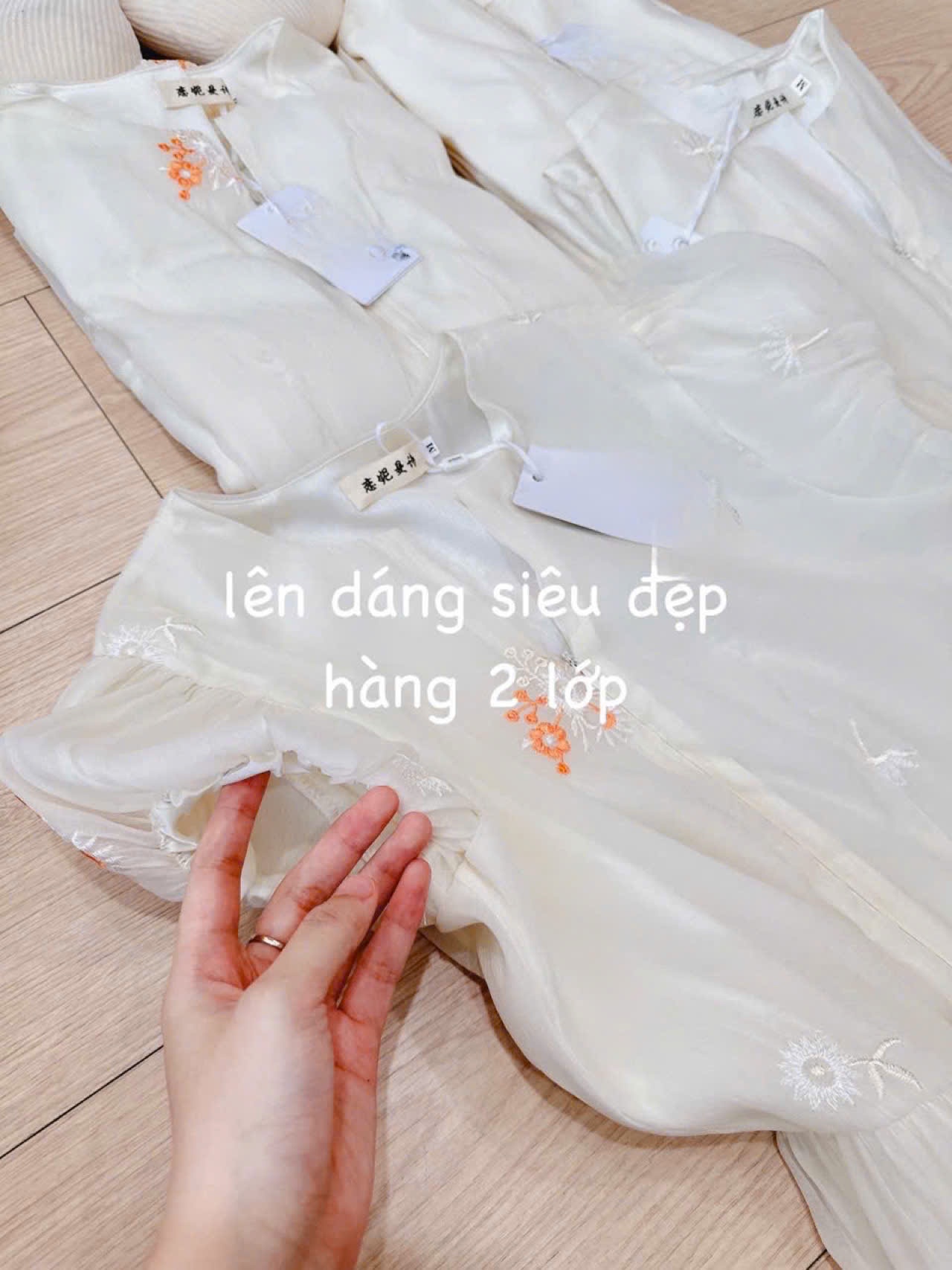 Y1596- VÁY TƠ TRẮNG THÊU HOA CAM KHOÁ TRƯỚC