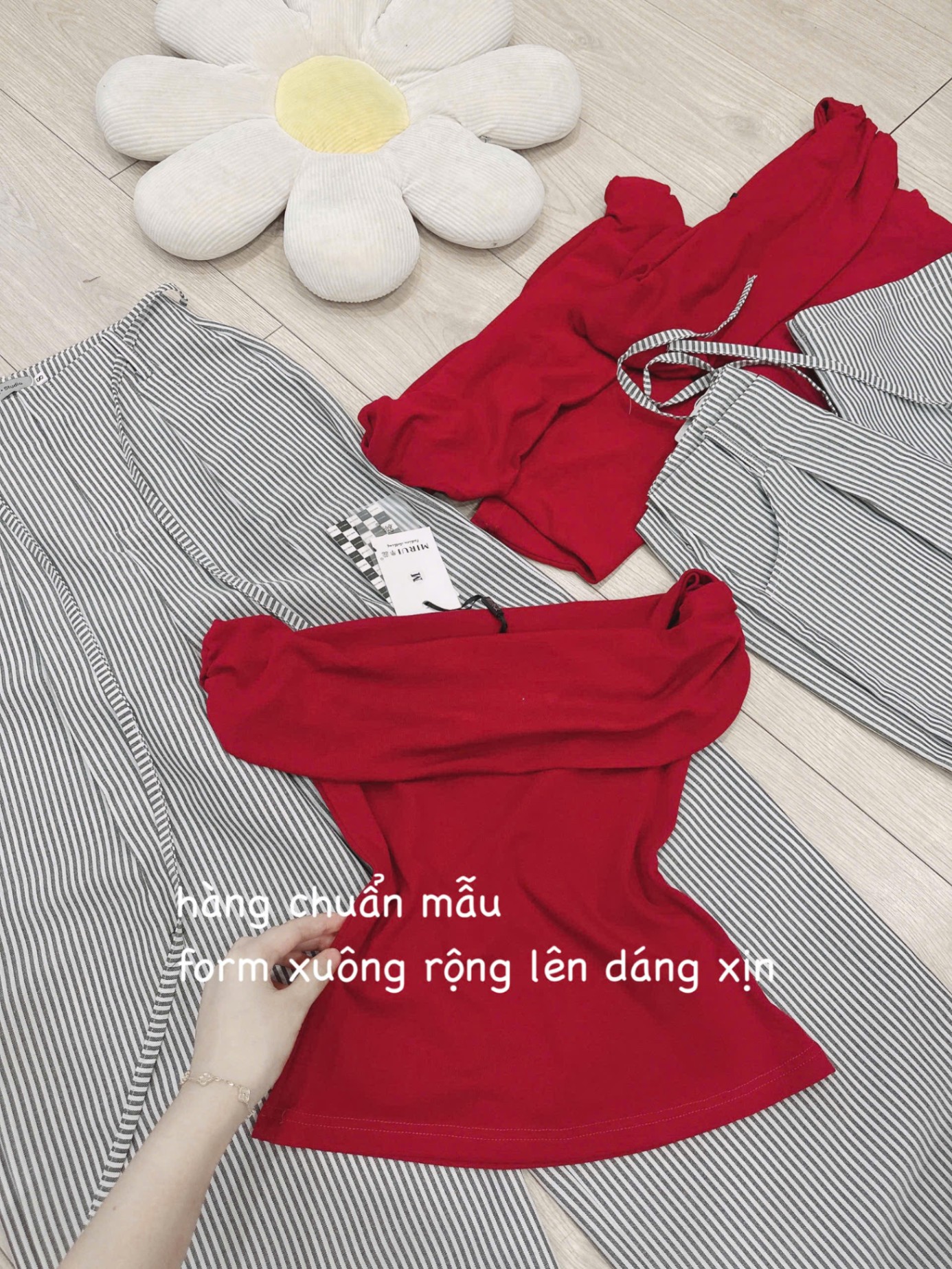 Y2084-SET ÁO ZIP ĐỎ TRỄ VAI QUẦN SUÔNG SỌC