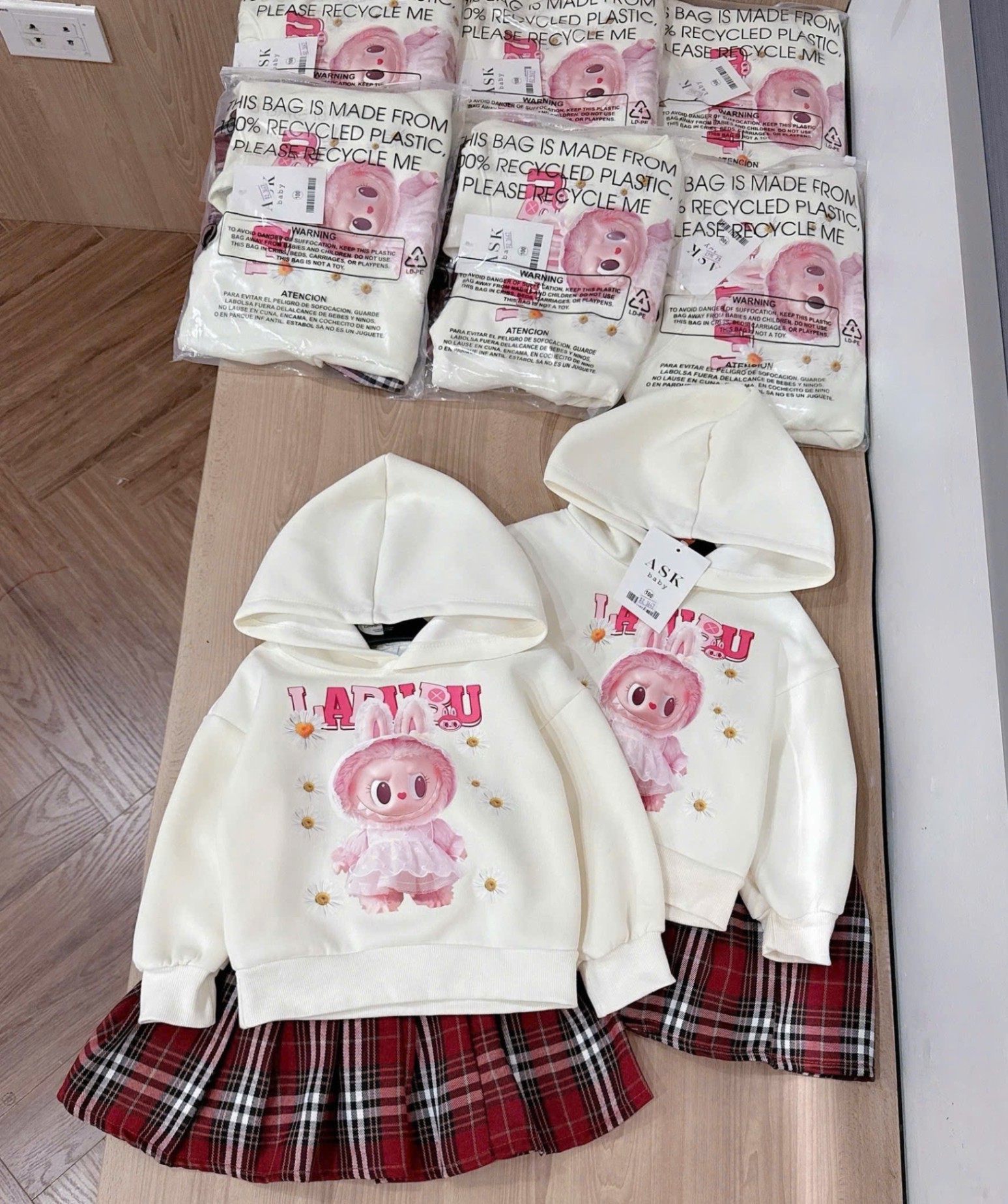 Y2136- SET BÉ GÁI ÁO HOODIE BE LABUBUU CVAY KẺ