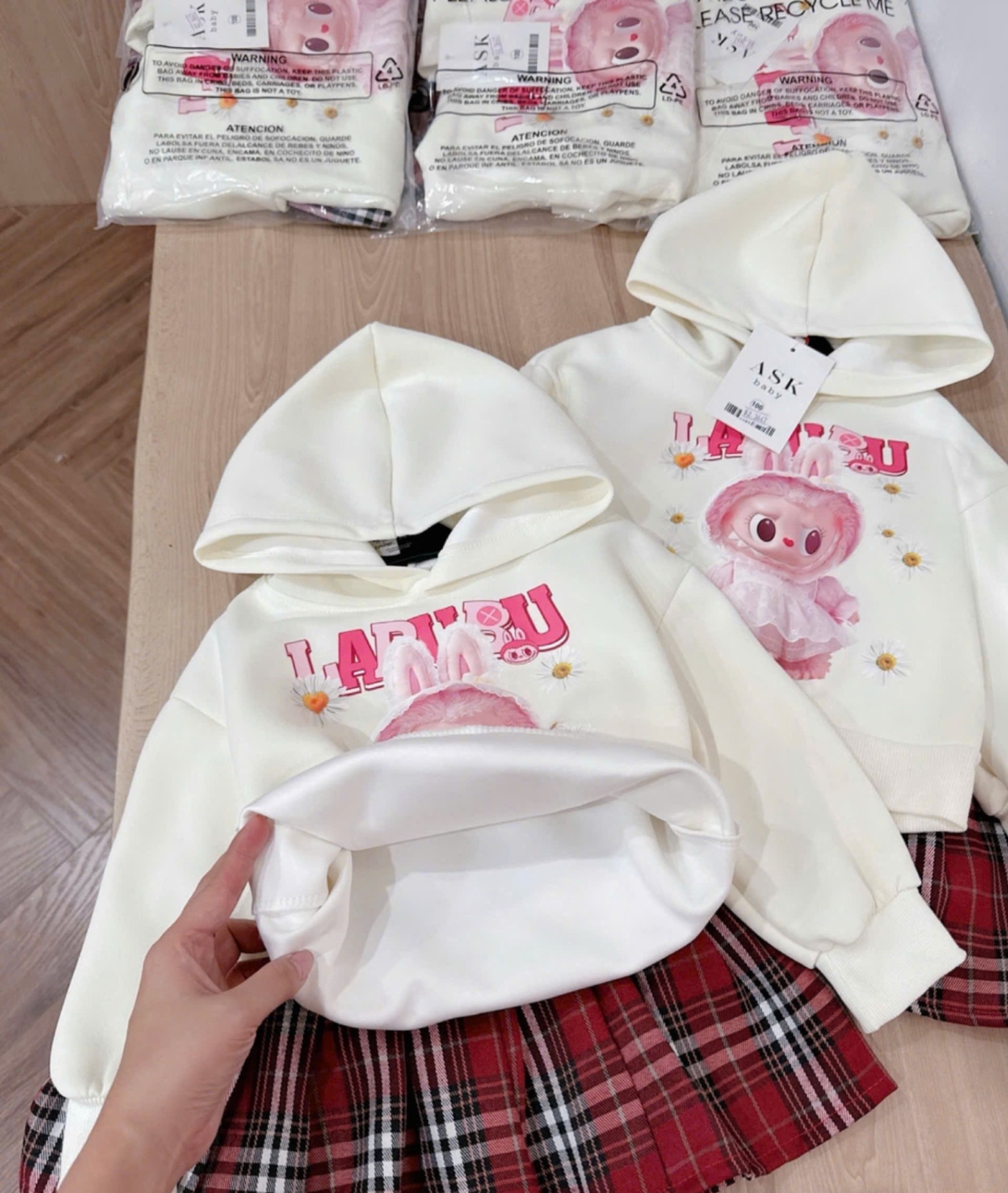 Y2136- SET BÉ GÁI ÁO HOODIE BE LABUBUU CVAY KẺ