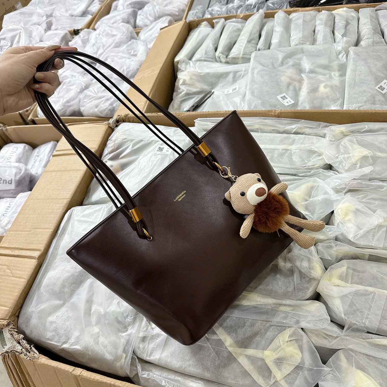 H4281- TÚI TOTE BIGSIZE KÈM CHẢ GẤU ĐEN NÂU