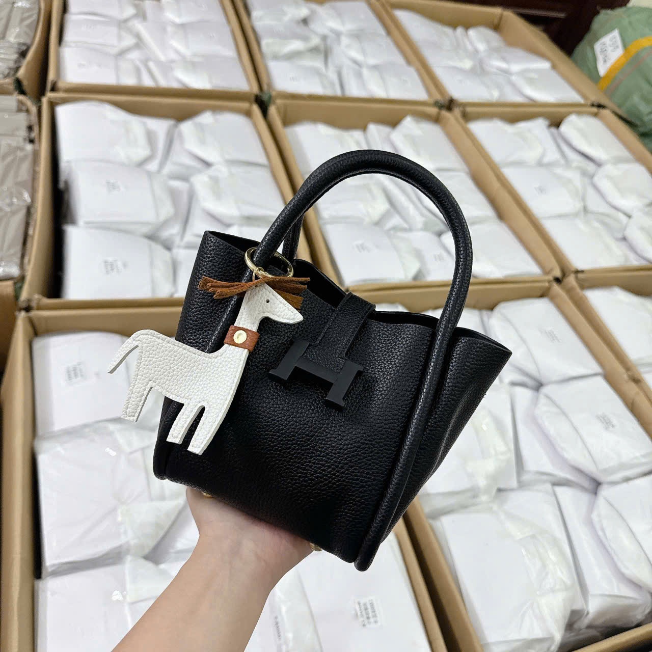 H4326- TÚI TOTE NGỰA HM KHOÁ CHỮ H