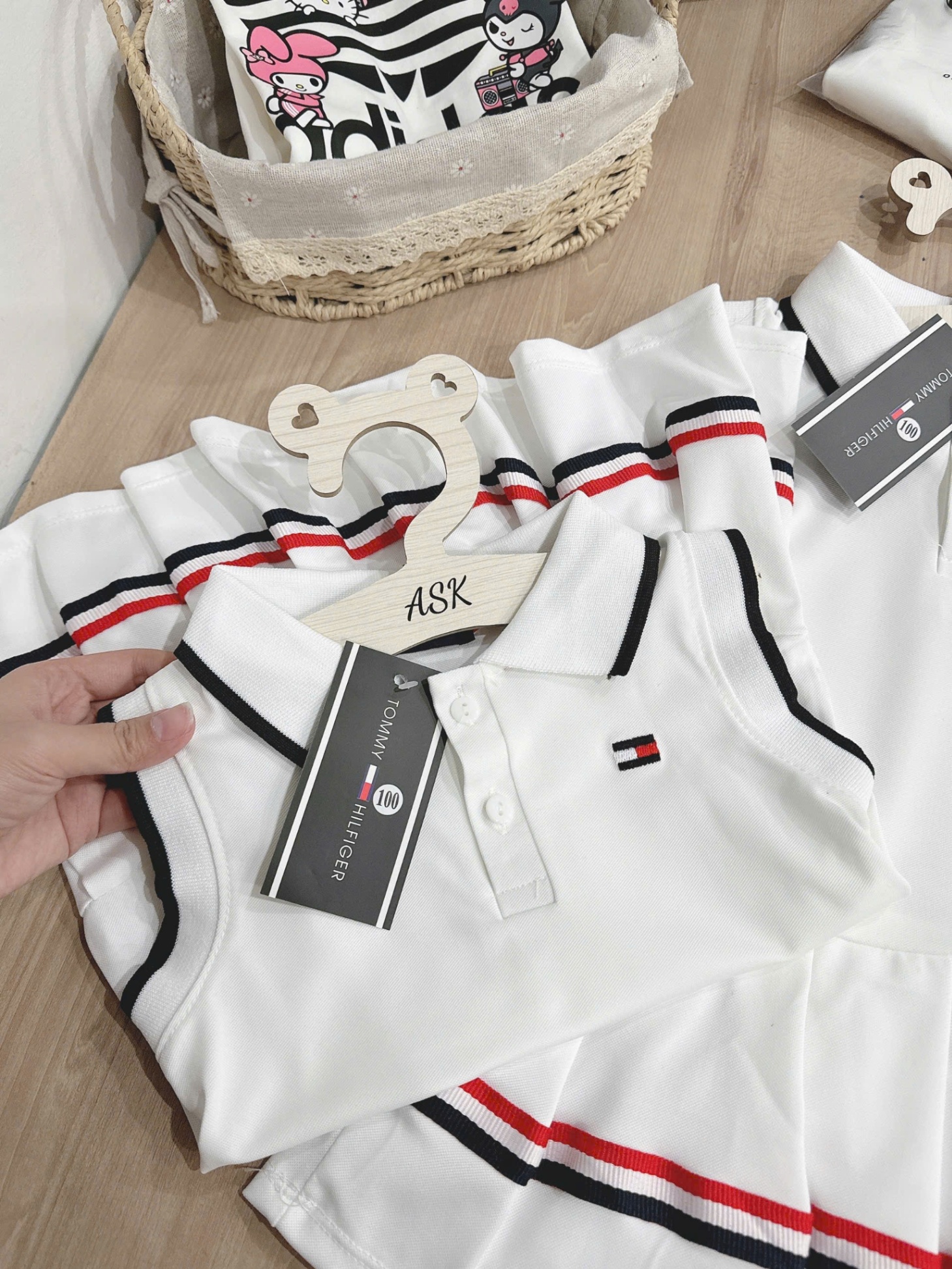 Y2434- VÁY BÉ GÁI POLO TOMMY TRẮNG CỔ VIỀN ĐEN