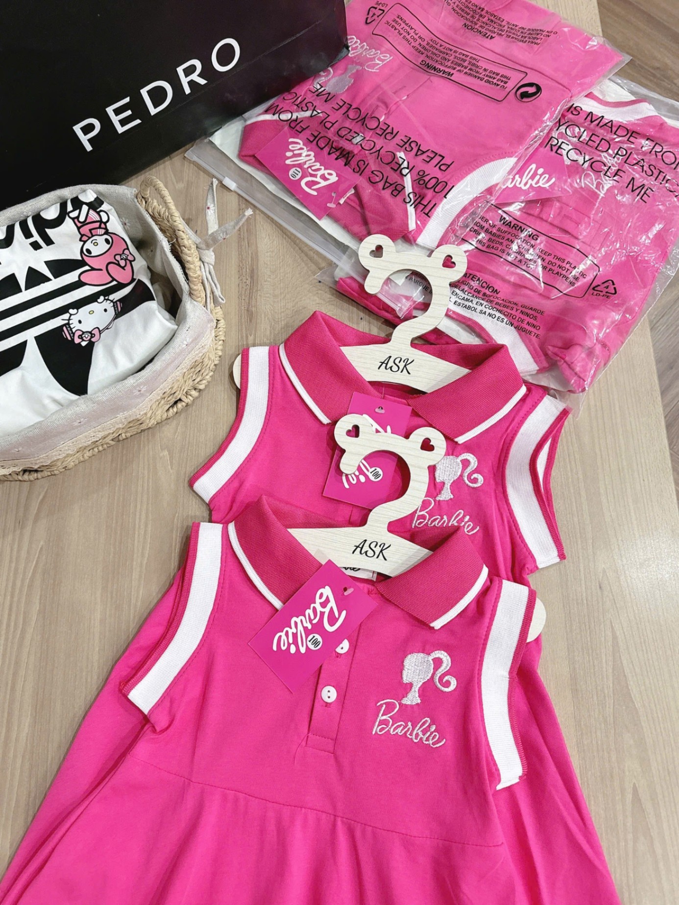 Y2435- VÁY BÉ GÁI POLO HỒNG Barbie VIỀN TRẮNG