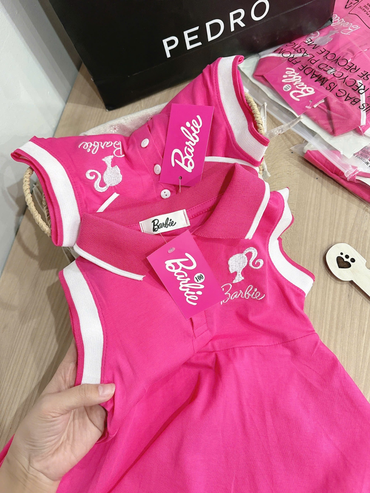 Y2435- VÁY BÉ GÁI POLO HỒNG Barbie VIỀN TRẮNG