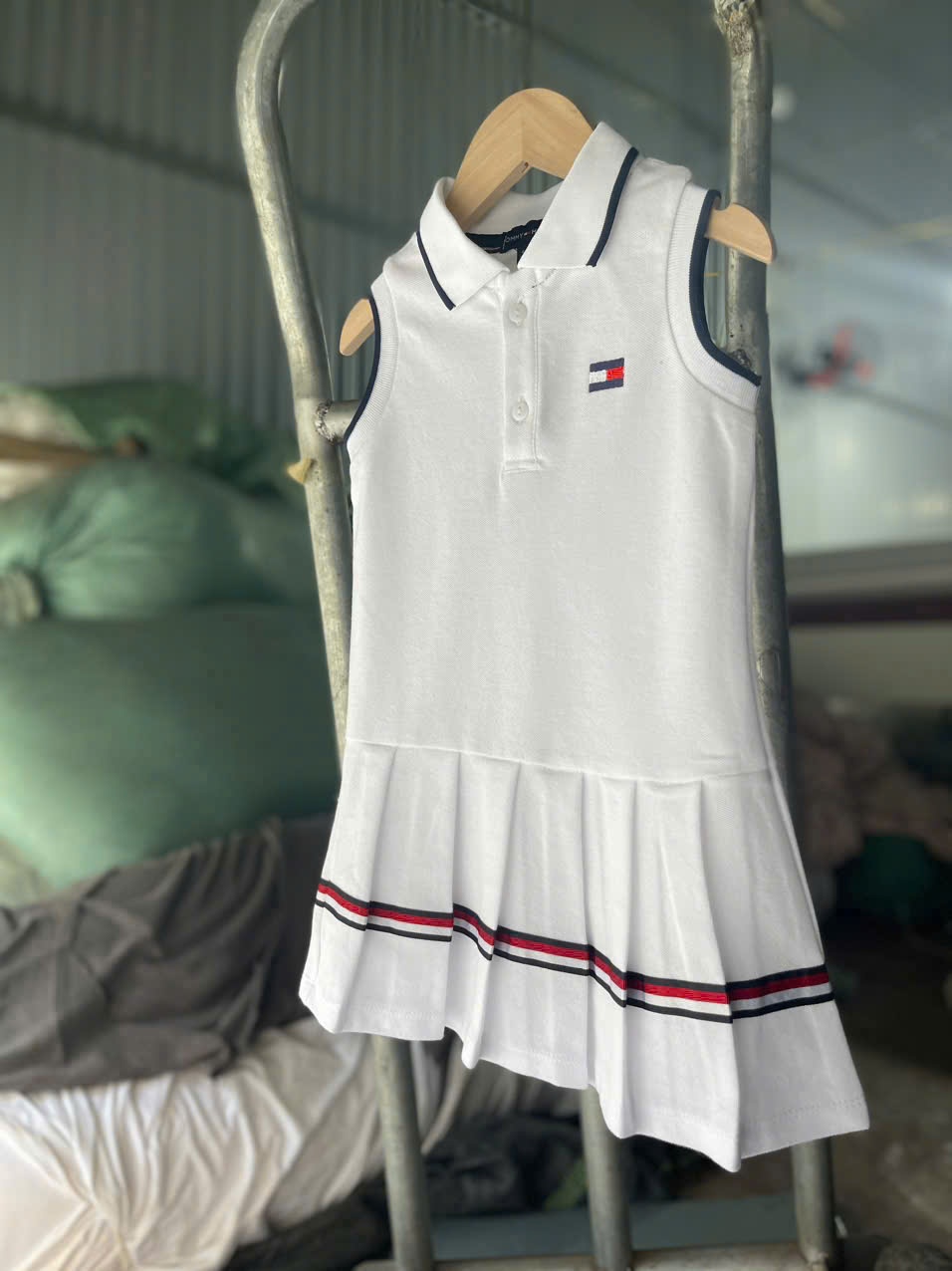 Y2434- VÁY BÉ GÁI POLO TOMMY TRẮNG CỔ VIỀN ĐEN