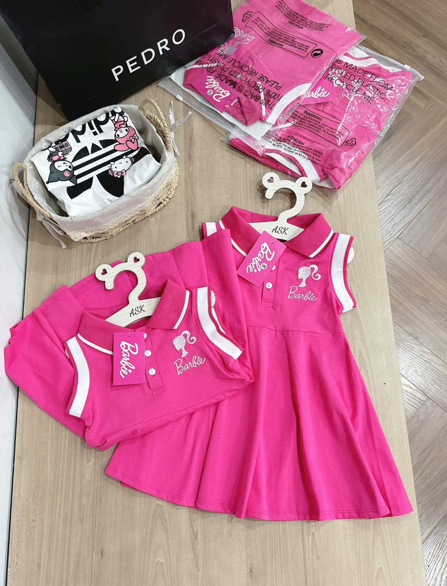 Y2435- VÁY BÉ GÁI POLO HỒNG Barbie VIỀN TRẮNG