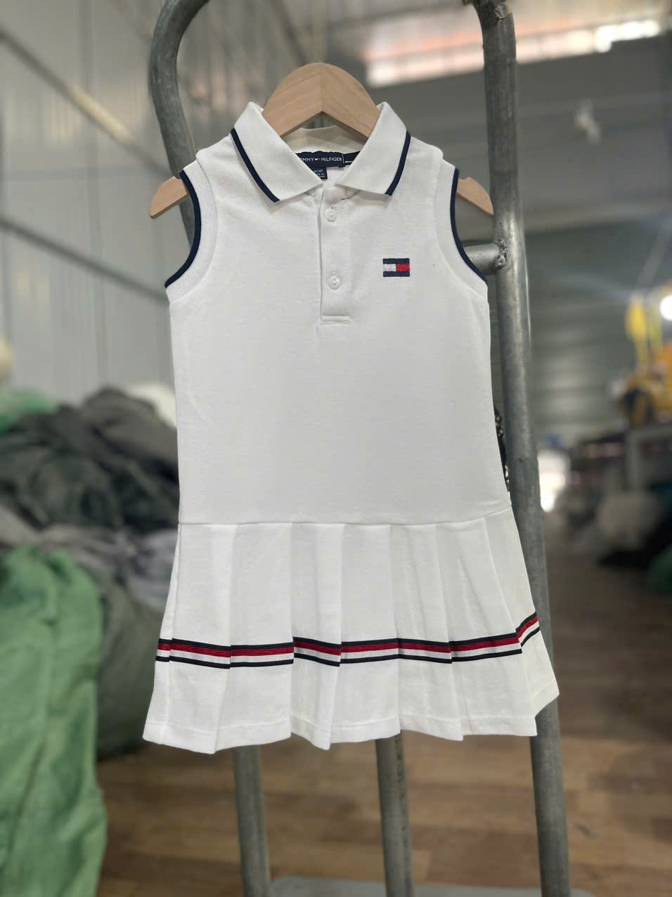 Y2434- VÁY BÉ GÁI POLO TOMMY TRẮNG CỔ VIỀN ĐEN