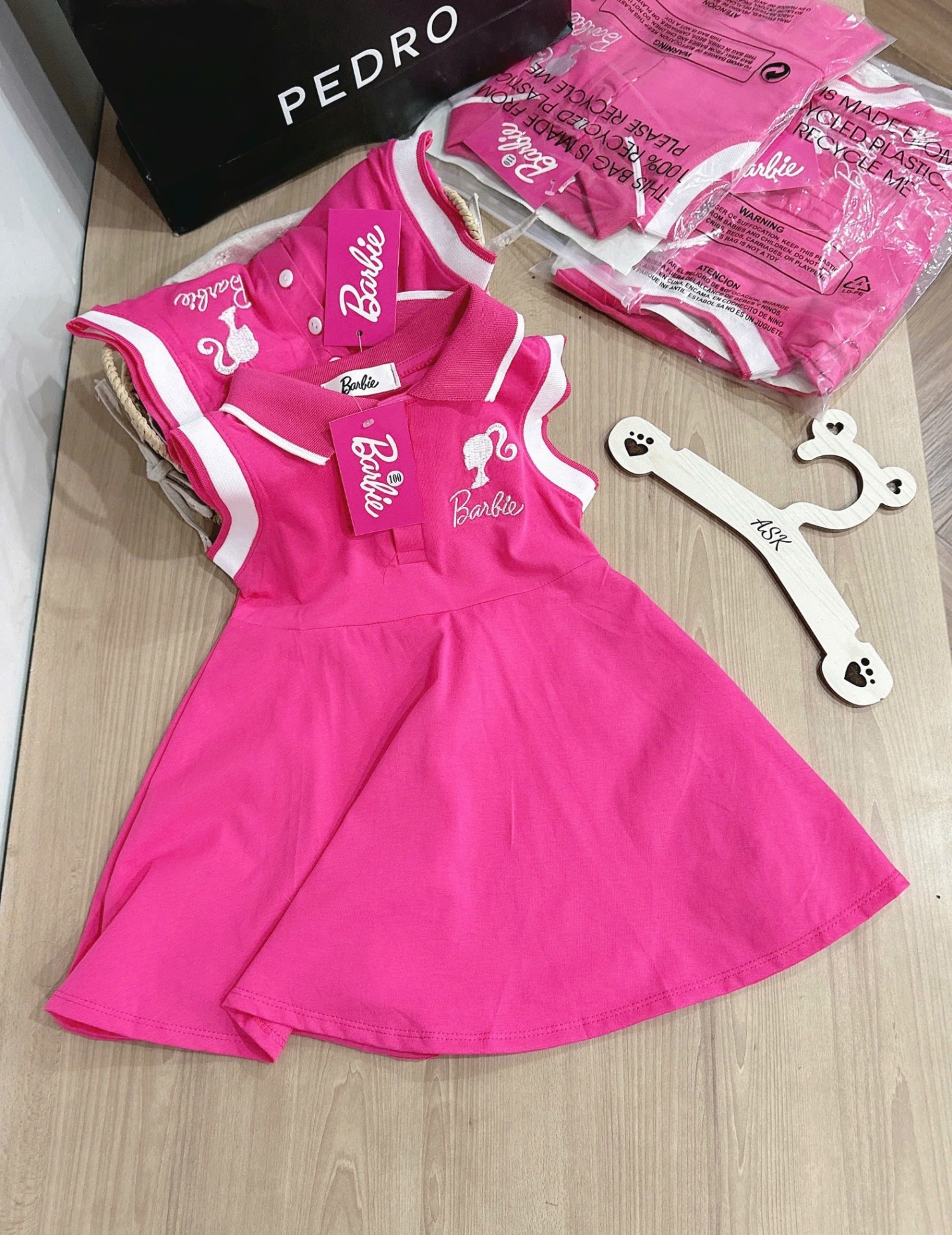 Y2435- VÁY BÉ GÁI POLO HỒNG Barbie VIỀN TRẮNG