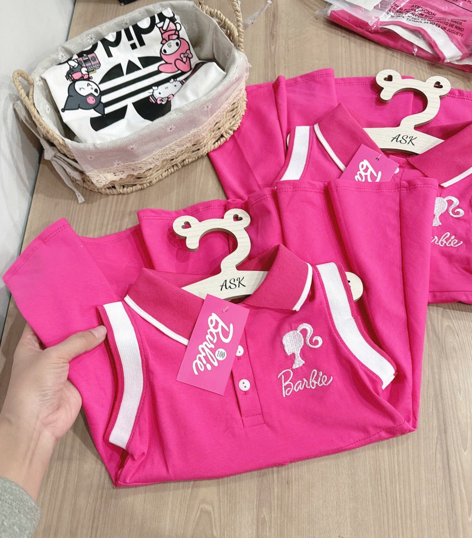 Y2435- VÁY BÉ GÁI POLO HỒNG Barbie VIỀN TRẮNG