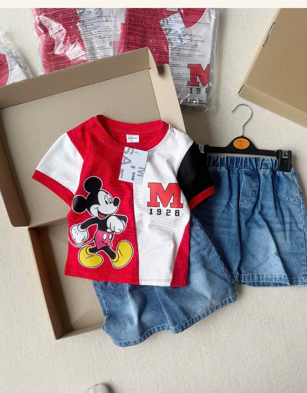 Y2448- BỘ ĐÙI BÉ TRAI ÁO CỘC MICKEY ĐỎ TRẮNG QUẦN JEANS