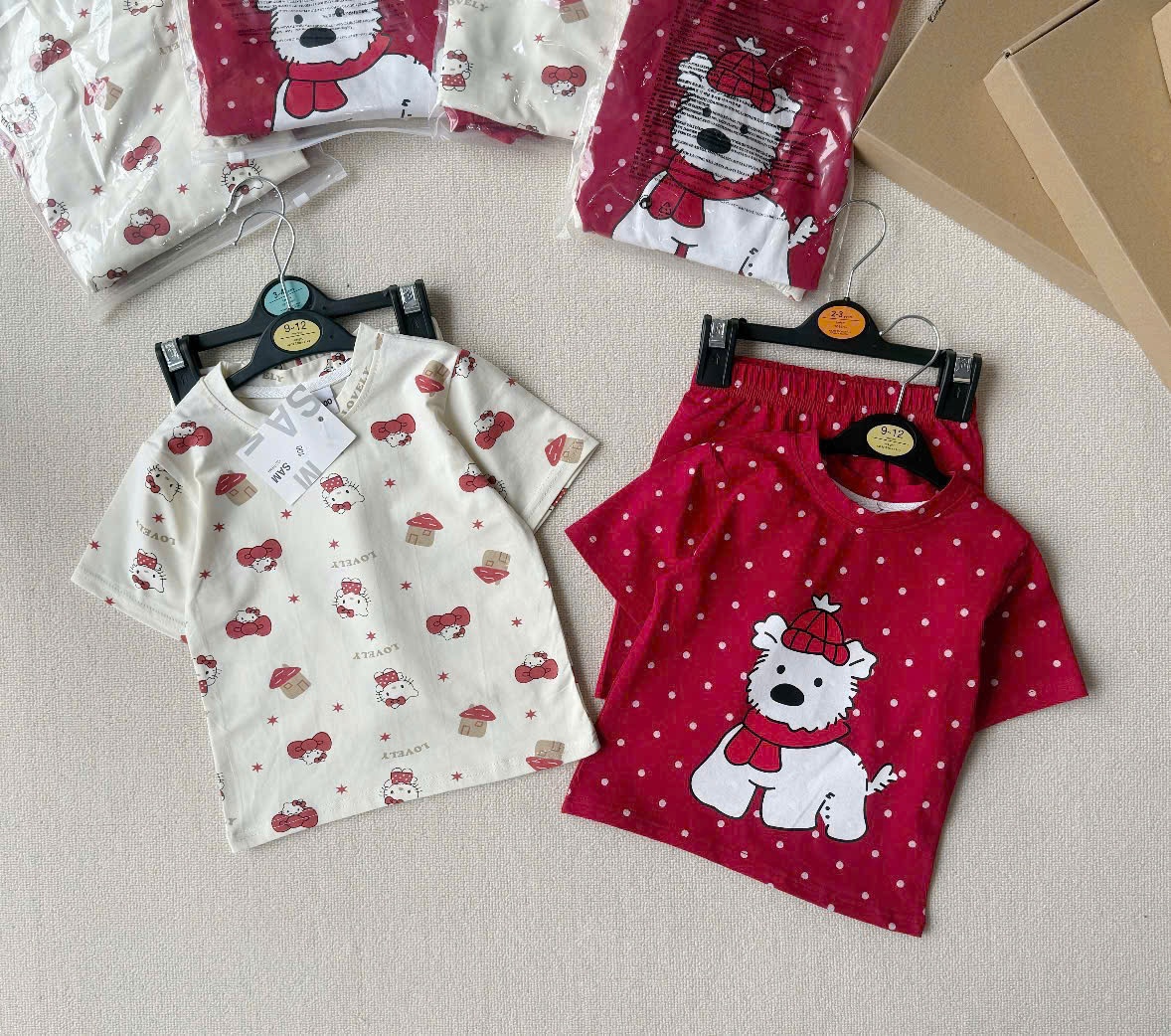 Y2453-SET 2 BỘ ĐÙI BÉ GÁI CỘC ĐỎ BE GẤU KITTY