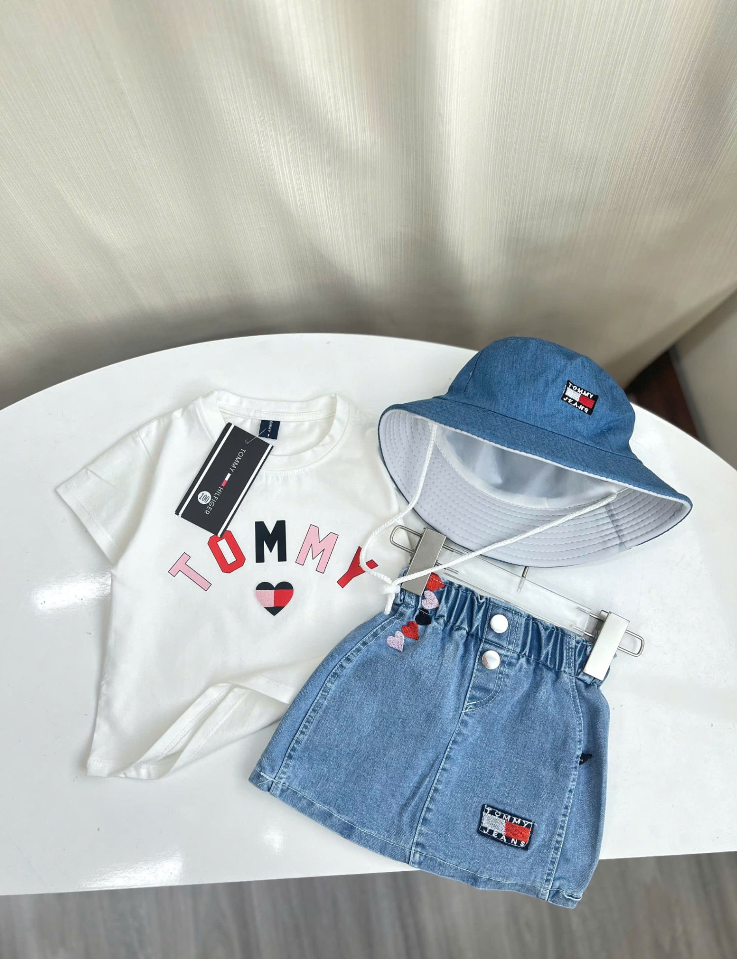 NO634 - SET ÁO TRẮNG CHÂN VÁY JEAN TOMMY KID KÈM MŨ